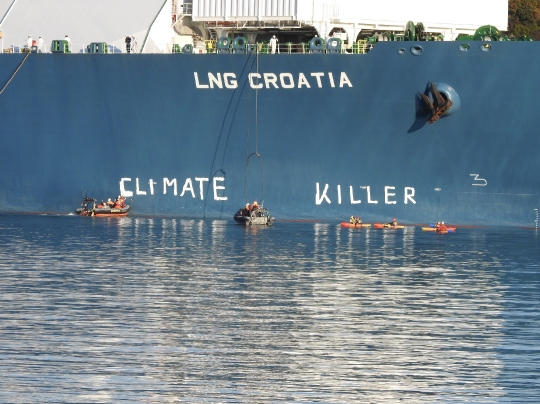 Akcija Greenpeacea na LNG brodu u Omišlju