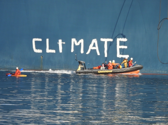 Akcija Greenpeacea na LNG brodu u Omišlju